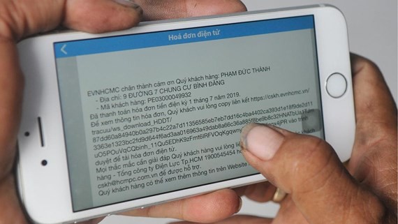 民眾查看支付電費的電子發票。