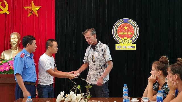 范越僑（左二）向被“宰”的乘客道歉並退還所宰的錢款。（圖源：Q.P）