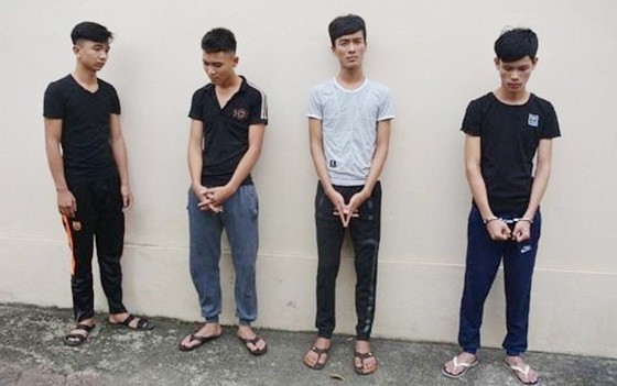 4名疑犯因進行高利貸、代人討債行為被公安扣押。