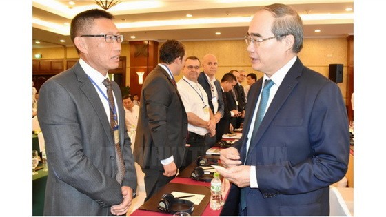 市委書記阮善仁（右）與各代表交談。（圖源：市黨部新聞網）