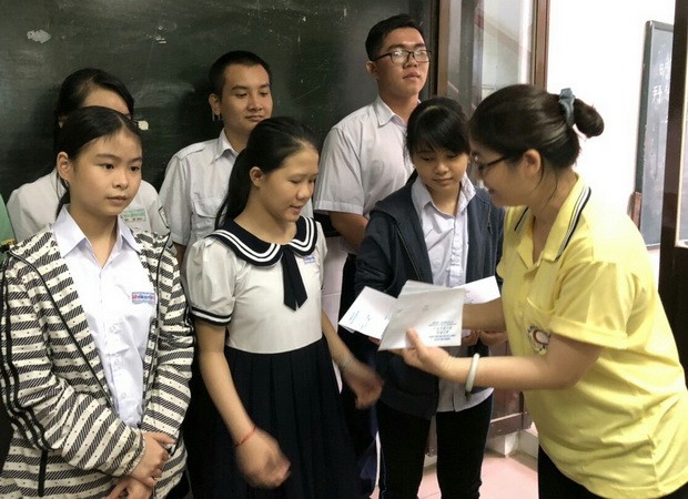 台商李桂芬向貧困學生頒發助學金 ảnh 1