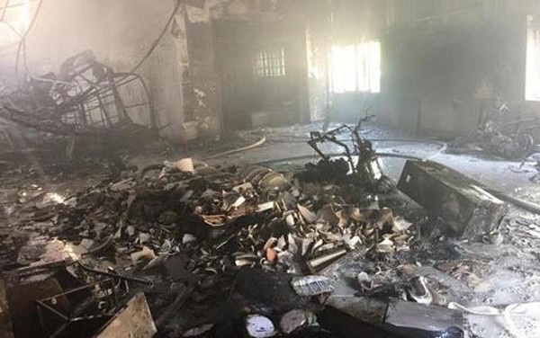 火勢熄滅後的現場一片狼藉。（圖源：人民報）.