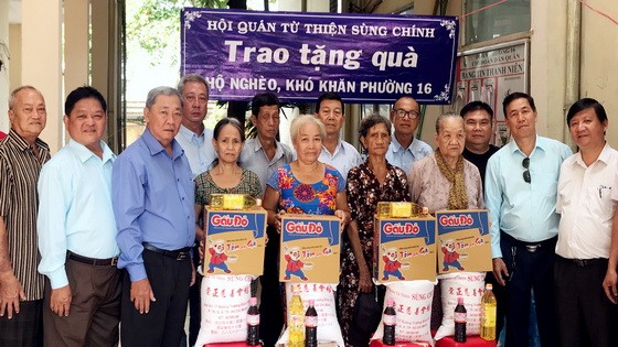 會館各理監事向貧困人家贈送禮物。