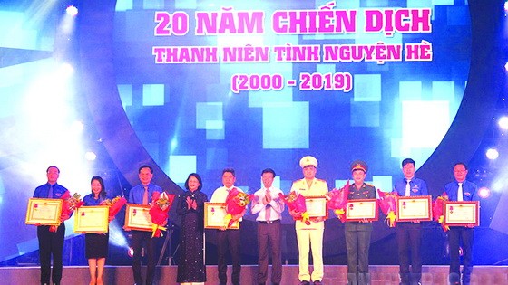 各集體單位及個人獲頒授政府總理的獎狀。（圖源：互聯網）