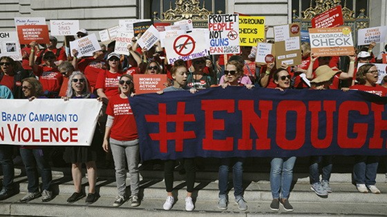當地時間17日，數百人在美國三藩市市政廳外集會，要求聯邦政府推動新的槍枝管制立法，避免槍枝氾濫引起的傷亡事件再度發生。（圖源：互聯網）
