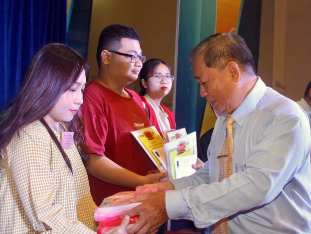 華人社團關愛莘莘學子 ảnh 1