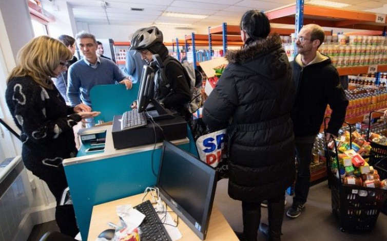 人民在一間超市內購物。（圖源：AFP）