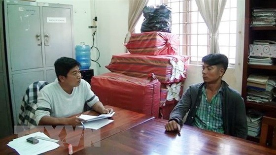 辦案人員向林牌杲(右)錄取口供。