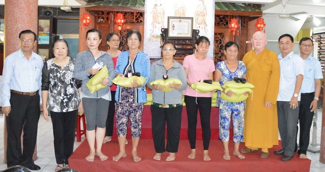 釋惟鎮住持與各代表向貧戶派發禮物。