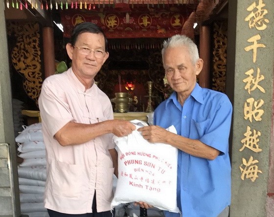 該廟理事向貧戶派發禮物。