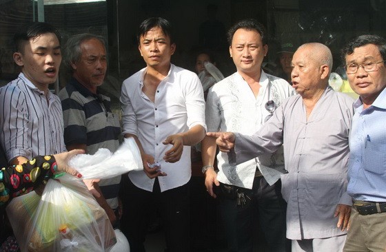 福慧慈善組代表與諸位熱心人士向視障者派發禮物。