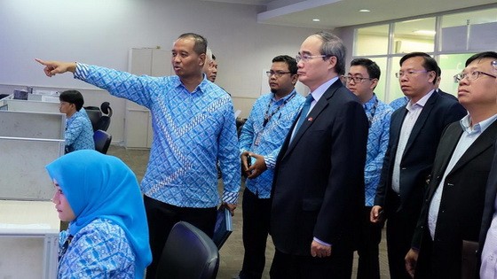 市委書記阮善仁同志正考察雅加達地鐵。（圖源：喬峰）