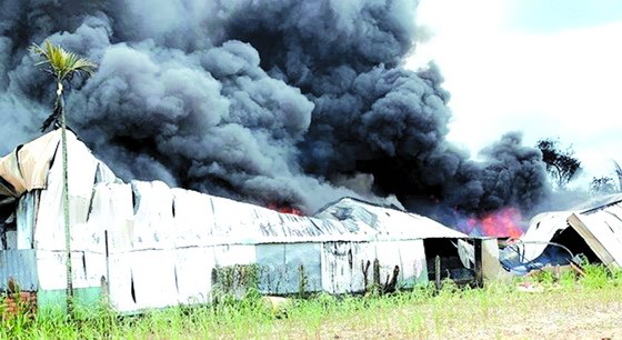 火焰觸及易燃物料隨即迅速蔓延，猛烈燃燒。（圖源：互聯網）