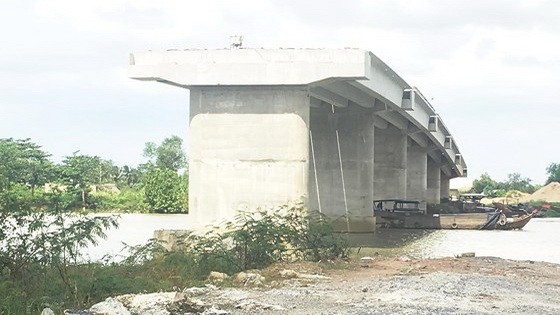 隆大橋工程因受場地清拆影響而停滯不前。