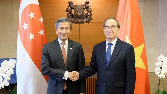 市委書記阮善仁與新加坡外交部長維文合影。（圖源：喬峰）