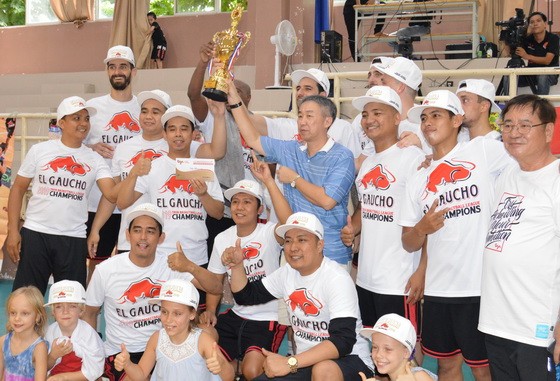 大亞集團領導向冠軍隊頒獎合照。