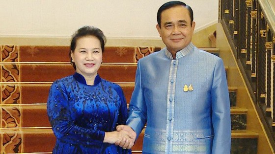 國會主席阮氏金銀（左）會見泰國總理巴育‧詹歐差。（圖源：VOV）