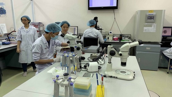 國際大學學生在實驗室工作。