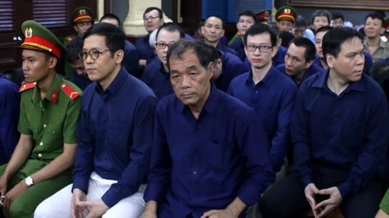 圖為2018年7月出庭受審的被告人沈啤（前右一）與共犯。（圖源：玉華）