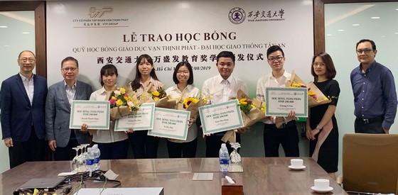 萬盛發集團領導向獲得本年度獎學金的學生頒獎。