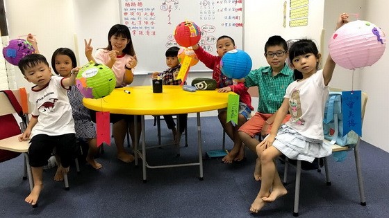 學生們開心地提著自己做的花燈。