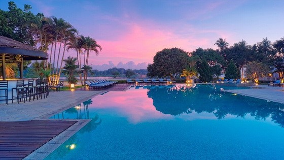 建在香江沿岸的Azerai La Residence酒店，從泳池可眺望順化京城的景色。（圖源：互聯網）