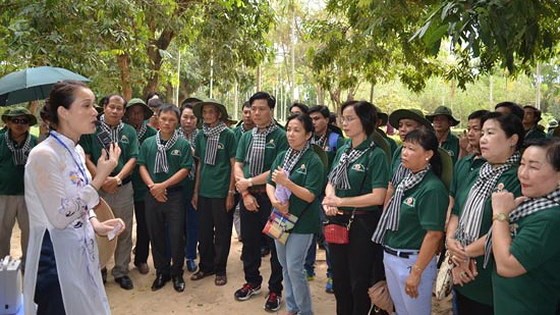 “信念永燃”行程團聆聽胡伯伯生平事業的講解。