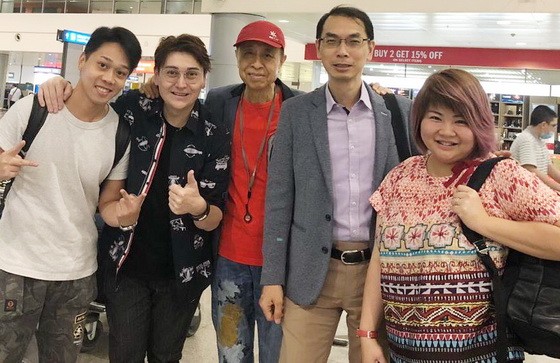 葉振棠(左三)與歐信希(左二)抵達 新山一國際機場。