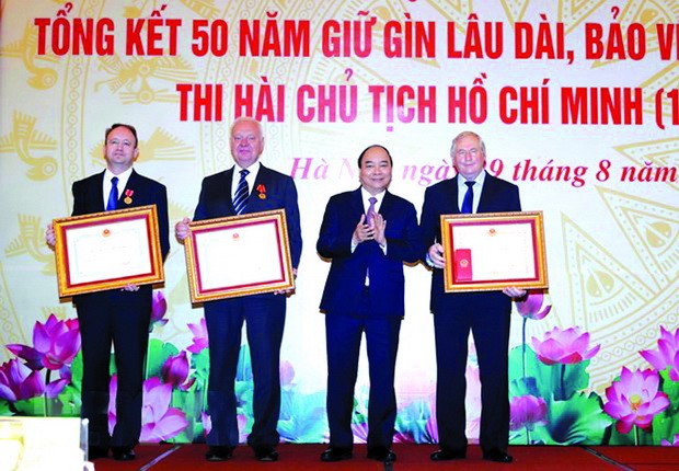 長久與絕對安全保護胡伯伯遺體 ảnh 1