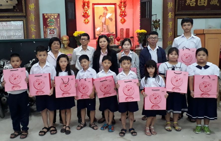 西貢屏榮公司贈月餅給學生 ảnh 1