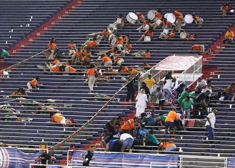 現場有多人倒地。（圖源：互聯網）