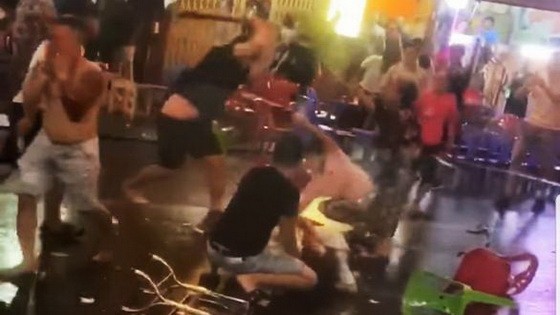 食客酒後鬥毆場景。（圖源：視頻截圖）