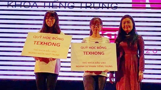 該學系主任阮瓊雲(右一)向兩位榜首頒發獎學金。