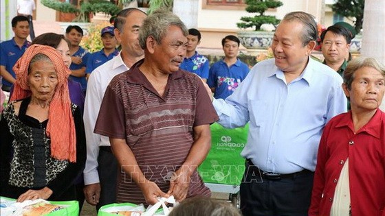 張和平副總理給祿寧少數民族同胞贈送禮物。（圖源：越通社）