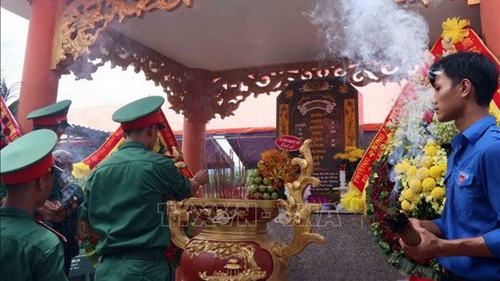 各代表在農山英雄烈士紀念碑落成儀式上敬香緬懷英烈。