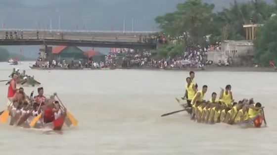 2019年廣平省廣寧縣傳統賽龍舟盛會一瞥。（圖源：視頻截圖）