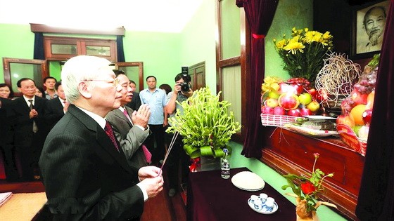 黨中央總書記、國家主席阮富仲於昨(1)日上午前往在主席府的胡志明主席遺跡區內的67號住房上香緬懷胡志明主席。（圖源：越通社）