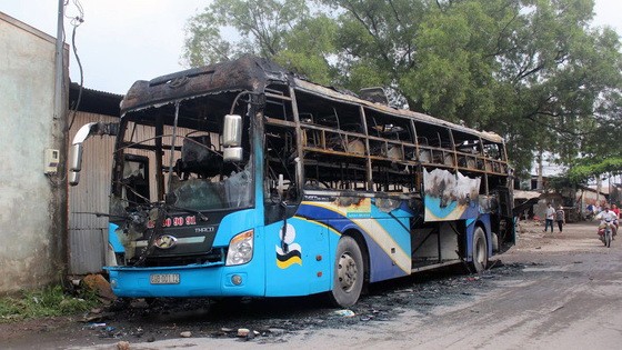 火勢撲滅後的客車只剩殘架廢鐵。