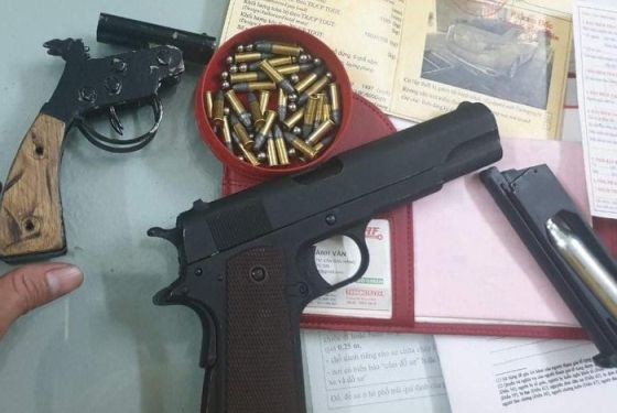 被扣留的手槍和子彈。（圖源：警方提供）