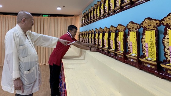 草堂禪寺當家師釋了明法師指導工作人員佈置法會內壇。