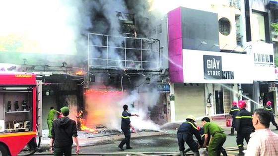 消防隊聞訊後趕抵火警現場迅速展開滅火和營救行動。（圖源：互聯網）