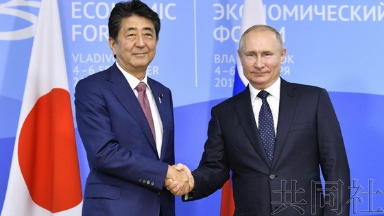 日本首相安倍晉三（左）5日在俄羅斯遠東的符拉迪沃斯托克，與總統普京舉行了會談。（圖源：共同社）