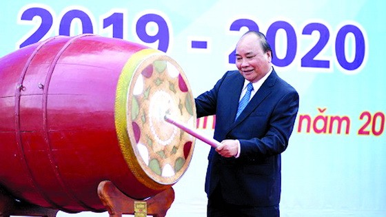 政府總理阮春福昨(5)日上午出席河內市山西高中學校新學年並在開學典禮上擊鼓。（圖源：光孝）