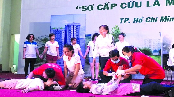 紅十字會人員參加急救演習。