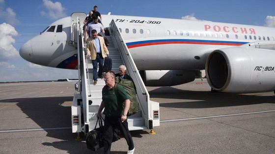 俄烏囚犯交換。（圖源：RT）