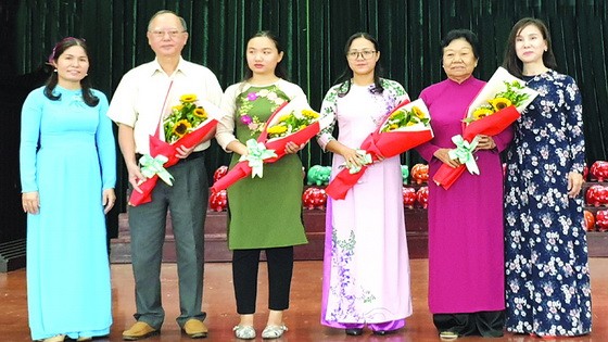 第五郡婦女會主席(左一)向上台交流代表贈送鮮花致謝。