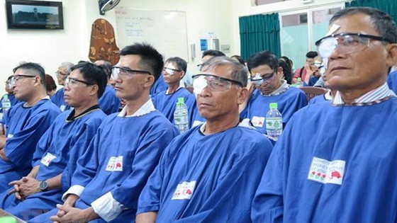 市貧窮病人輔助會主席陳成隆：22年來，市貧窮病人輔助會已募捐並給60萬名白內障貧窮病人免費施手術，讓他們重見光明。（圖源：越通社）