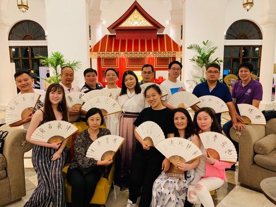 作者（後排左一）與來自世界各地的同學相聚馬尼拉。