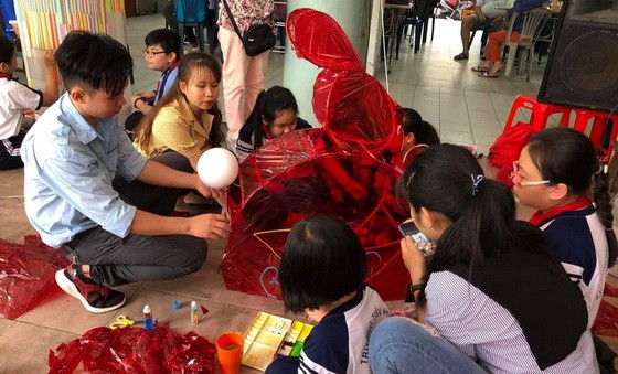 當天，設有各項引導小朋友學做月餅、製造傳統花燈。