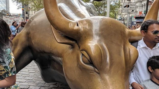 遊客紛紛與被砸銅牛合影。（圖源：互聯網）